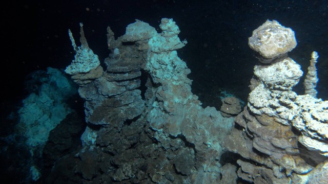 Imagem das fontes hidrotermais do ‘Castelo de Loki’, onde os pesquisadores encontraram a nova linhagem de micro-organismos