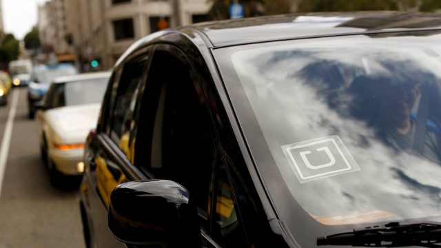 Logo da Uber é vista em carro que circula pela Union Square, em São Francisco, nos Estados Unidos