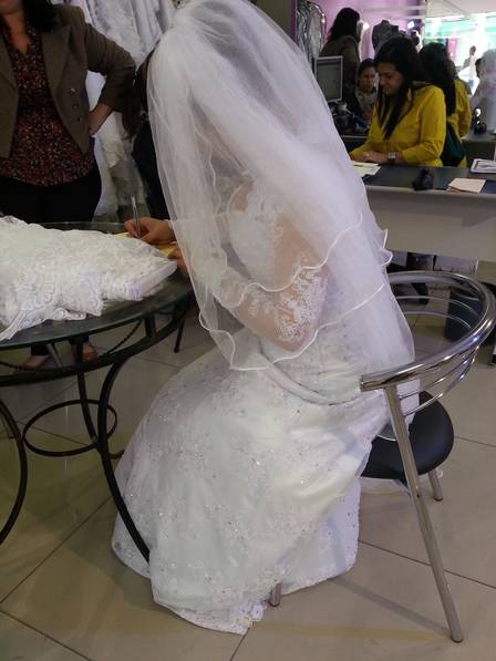 Anne Caroline Ullrich acaba de comprar seu vestido de noiva