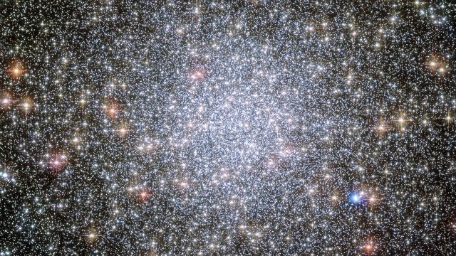 O denso aglomerado estelar 47 Tucanae, onde os astrônomos identificaram dois grupos de estrelas anãs-brancas em estágios diferentes da sua migração para a periferia do objeto