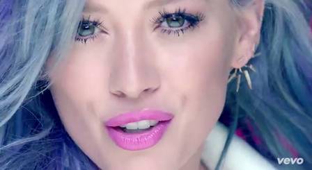 Hilary Duff apareceu com visual colorido em “Sparks”
