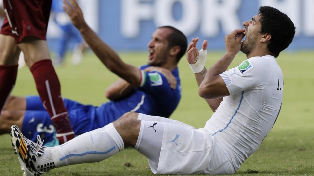 Suárez mordeu Chiellini na Copa do Mundo
