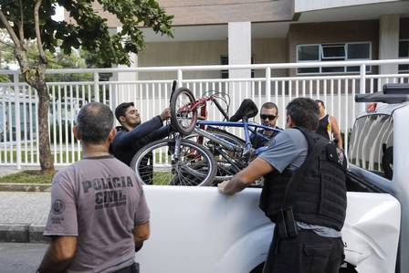 As biciletas apreendidas pelos agentes da DH perto de onde o menor foi detido