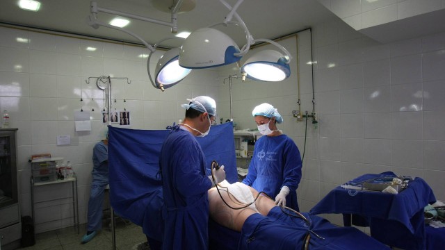 Médicos se preparam para cirurgia em hospital no Rio: hipotensão é fator de risco subestimado, indica estudo