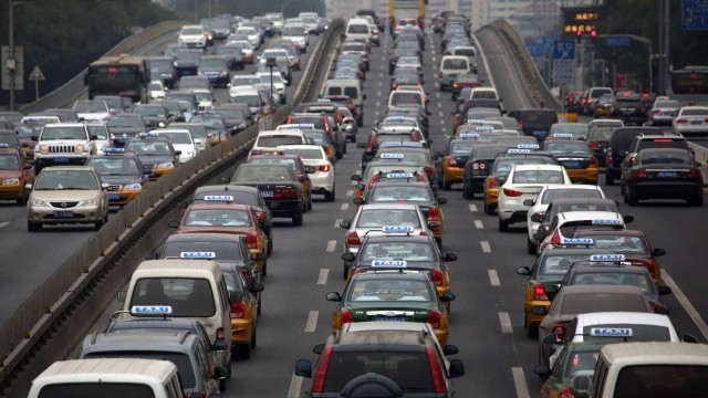 Novos empreendimentos atraíram mais carros para Pequim, mas número de vagas não acompanhou o crescimento dos veículos