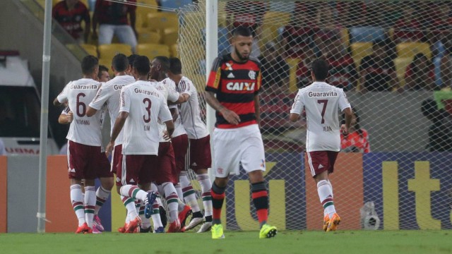 Paulinho caminha cabisbaixo após o gol do Fluminense no clássico do Maracanã
