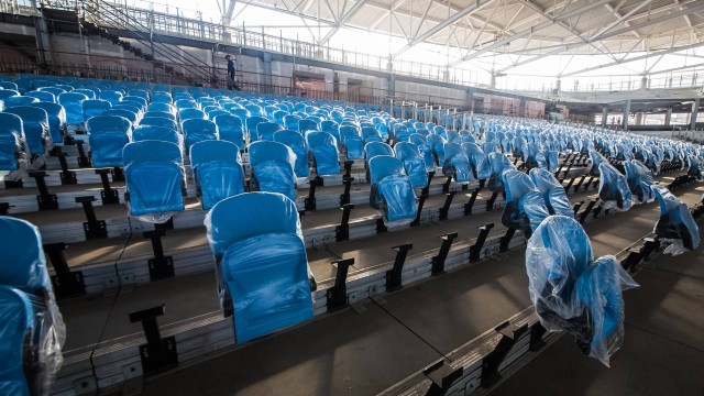 Cadeiras da Arena Carioca 3, no Parque Olímpico, começam a ser instaladas