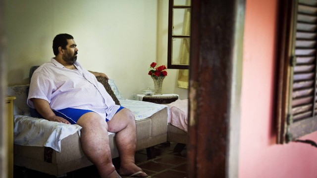 Reis no sofá de sua casa, onde passa a maior parte do tempo: ele exige acompanhamento especializado para perder peso