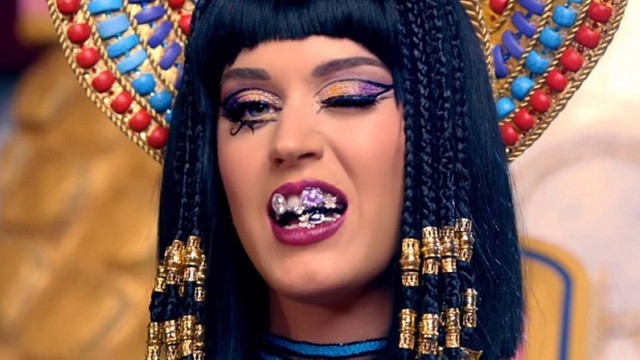 Katy Perry chegou a marca de 1 bilhão de visualizações com “Dark horse”