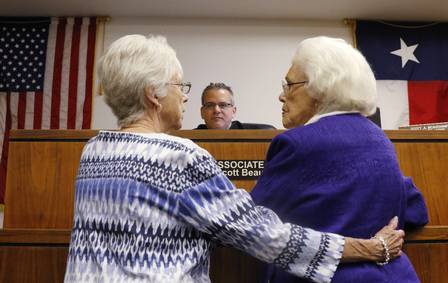 Mary Smith, 76, e Muriel Clayton, 92, na corte de Dallas após se tornarem filha e mãe oficialmente
