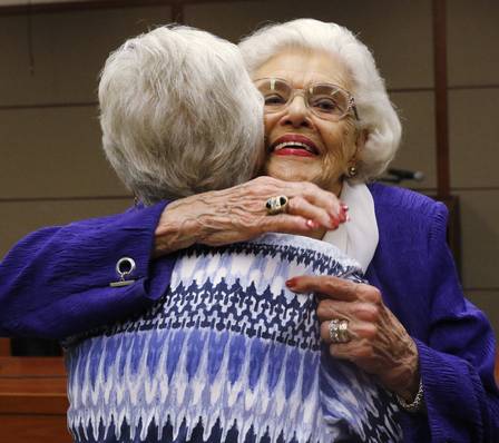 Mary Smith, 76, e Muriel Clayton, 92, na corte de Dallas após se tornarem filha e mãe oficialmente