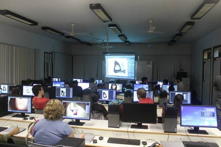 Na Universidade Veiga de Almeida, muitas aulas são apresentadas em laboratórios de informática