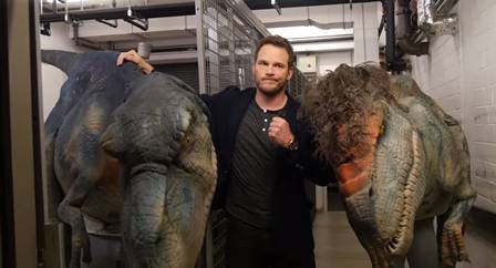 Chris Pratt cai em pegadinha com dinossauros