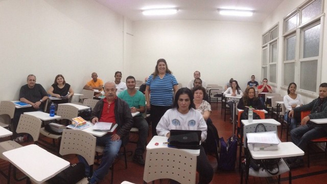 A professora Fátima Santora com seus alunos de Negócios Imobiliários