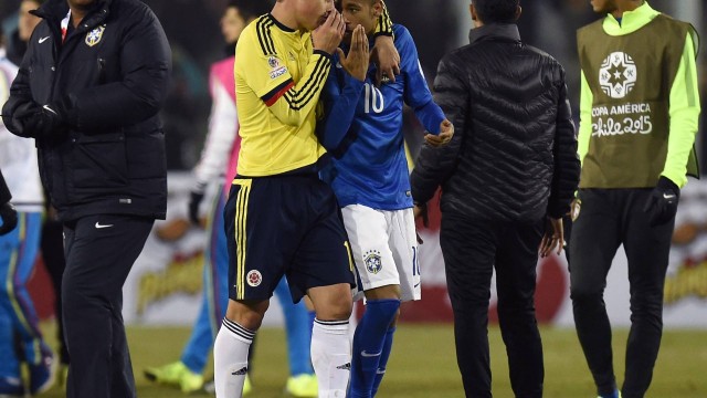 Neymar é retirado da briga por James Rodriguez, astro colombiano