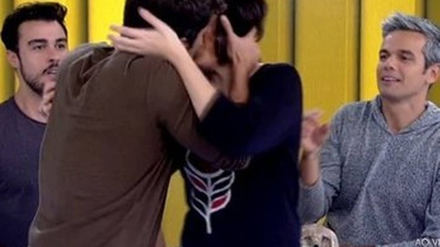 Bruno Gagliasso ensina Monica Iozzi a dar beijo técnico no “Vídeo show”