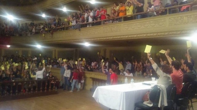 Professores da UFRJ decidem, em assembleia, aderir à greve