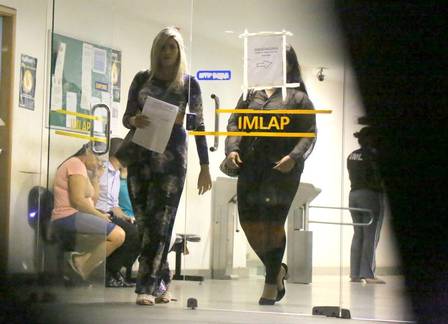 Patrícia Mello na saída do IML depois de fazer exame de corpo delito
