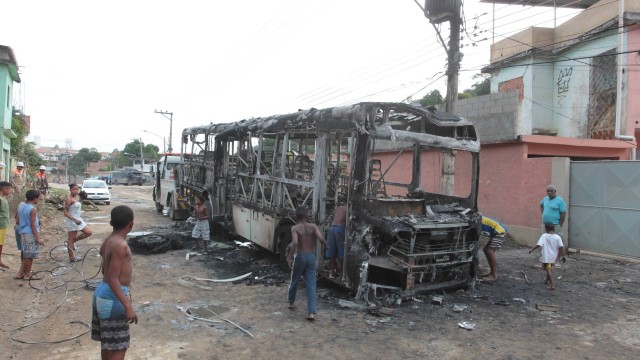 Ônibus foi incendiado durante protesto por causa de morte de jovem