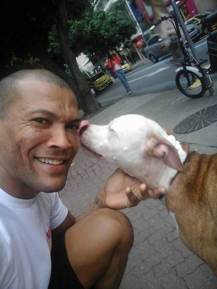 Bruno com o cachorro em Ipanema