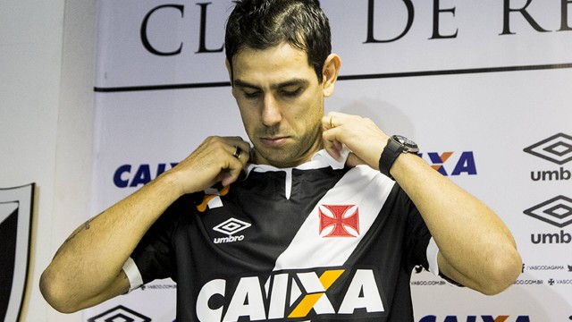 Herrera vestiu a camisa do Vasco na apresentação em São Januário