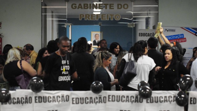 Professores de São Gonçalo ocuparam a prefeitura