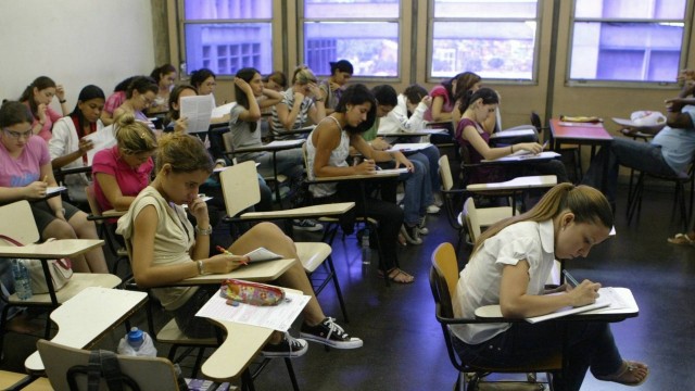 Estudantes fazem prova do exame nacional numa faculdade carioca: servidores da União serão escolhidos para fiscalizar