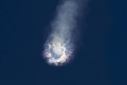 Estilhaço de SpaceX Falcon 9 no céu de Cape Canaveral, na Flórida, Estados Unidos