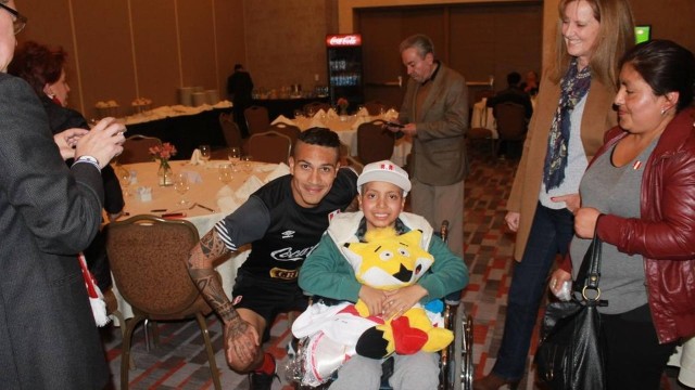 Guerrero posa para foto com o jovem torcedor peruano