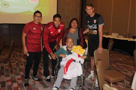 Jean Paul ao lado da mãe e de outros jogadores da seleção peruana