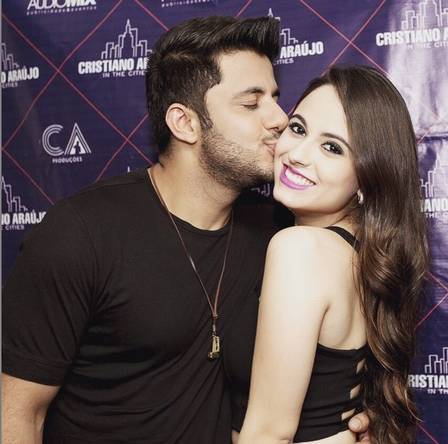 O cantor Cristiano Araújo e sua namorada, Allana Moraes, morreram no acidente