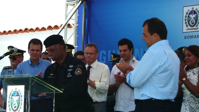 O tenente do Bope Wolney de Paula entre o prefeito do Rio, Eduardo Paes, e o governador do Rio, Sérgio Cabral