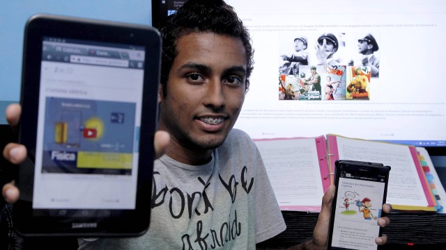 Gabriel Mendes de Paula, 17 anos, se prepara para o vestibular estudando através de vídeo-aulas. Ele acompanha o conteúdo na internet de diferentes plataformas, como tablet, celular e computador de casa
