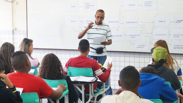O professor José Carlos Viana usa a MPB para ensinar em Teresópolis