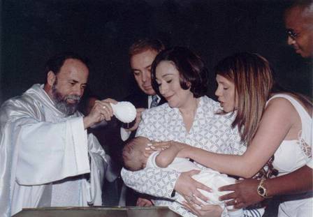 Batizado de Ryan, o filho de Simony, que tem como padrinhos Sonia Abrão e Gugu
