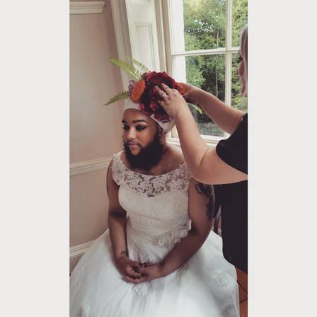 Harnaam Kaur sendo produzida para posar vestida de noiva