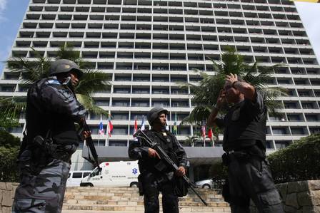 Policiais na porta do hotel Intercontinental que foi invadido por traficantes bandidos, em 2010.