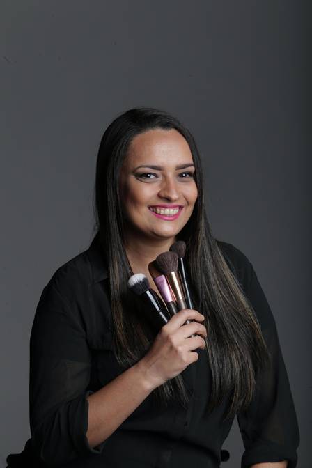 Aline Oliveira orienta como fazer a maquiagem de inverno