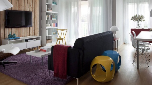 O ambiente da Mobly aceita a cadeira simples e a sofisticada: preços a partir de R$ 250