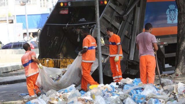 Garis da Comlurb fazem a coleta lixo nas ruas da Glória, na Zona Sul