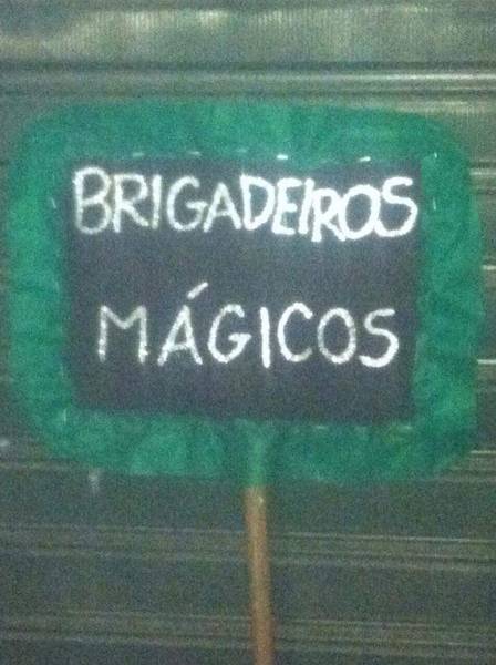Placa anuncia a venda de “Brigadeiros mágicos”