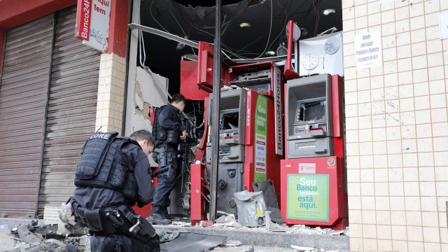 Bandidos usam dinamite para explodir três caixas eletônicos