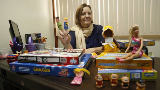 A psicóloga Márcia Lopes cuida de crianças com brinquedos