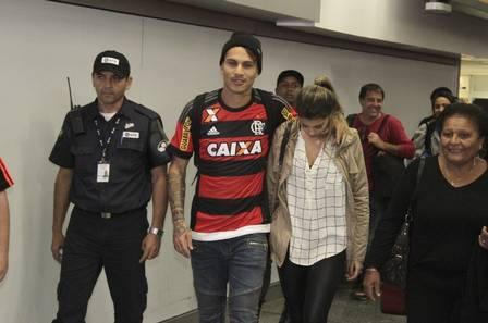 Guerrero chega com a namorada Alondra Miró no Rio