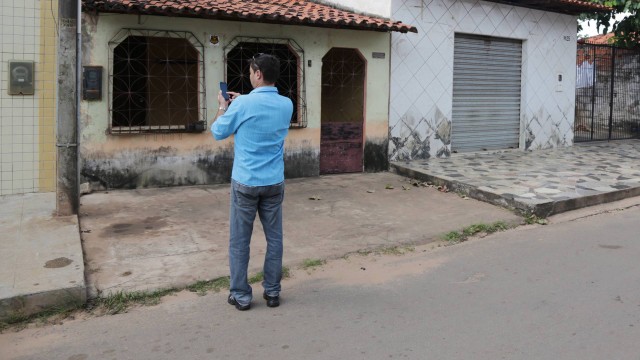 Curiosos tiram fotos do poste onde Cleidenilson Pereira da Silva, foi amarrado e linchado pela população