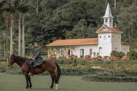 Ator monta em seus próprios cavalos na novela “Além do tempo”.