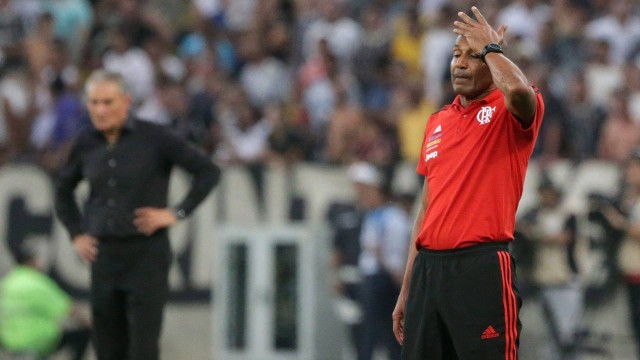 Cristóvão lamenta os erros do Flamengo no jogo contra o Corinthians, no Maracanã.