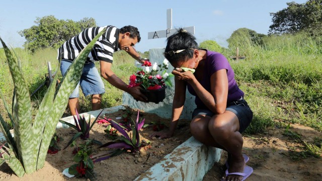 Antonio Pereira e Maria José prestam homenagens no sétimo dia da morte de rapaz linchado no Maranhão