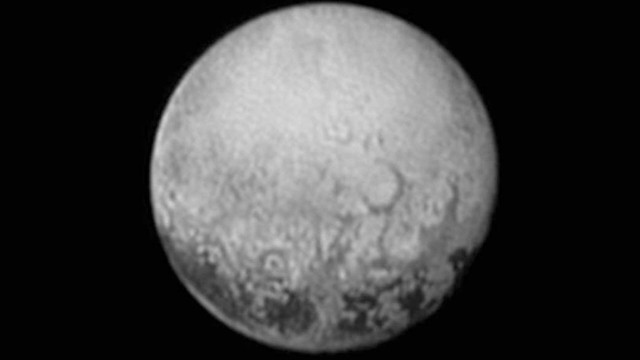 Em imagem mais recente capturada pela sonda New Horizons, formações complexas de Plutão podem ser vistas com nitidez