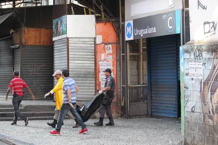 Na foto o corpo de Alexandre Oliveira é retirado da estação de Metrô da Uruguaiana .